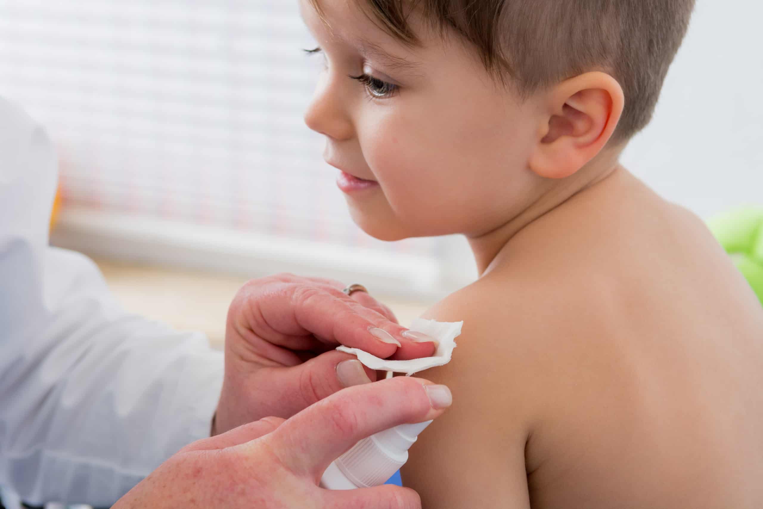 Bild Kind erhält eine MMRV-Impfung