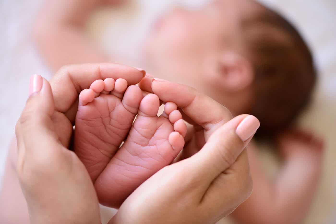 Fußsohlen eines Neugeborenen, Schwangerschaft und Geburt