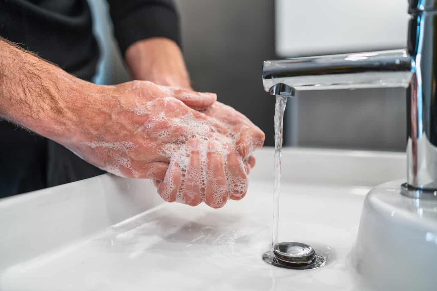 Ein Mann wäscht sich die Hände