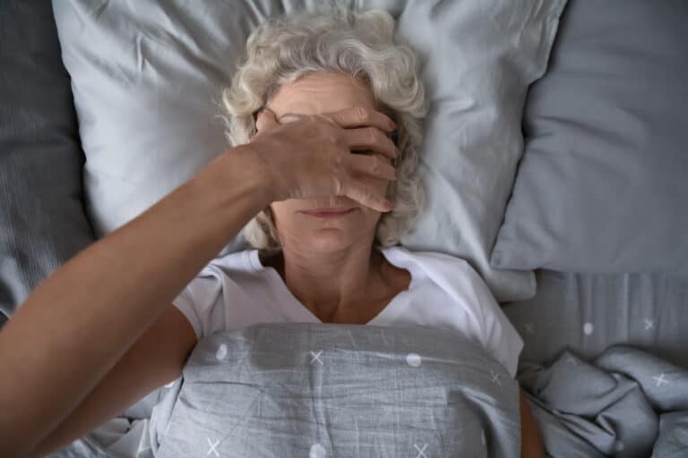 Ältere Frau schlaflos im Bett
