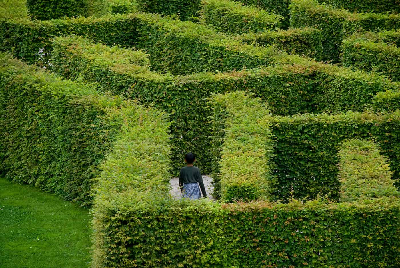 Mann in Labyrinth, Symbolbild Entscheidungshilfen