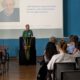 Prof. Dr. Jörg Meerpohl steht beim Methodenforum am Rednerpult und begrüßt die Teilnehmer*innen, die vor ihm sitzen. An der Wand hinter Meerpohl ist seine Präsentation zu sehen. Foto: CDS