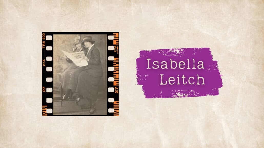 Isabella Leitch neben vermutlich einer ihrer Schwestern