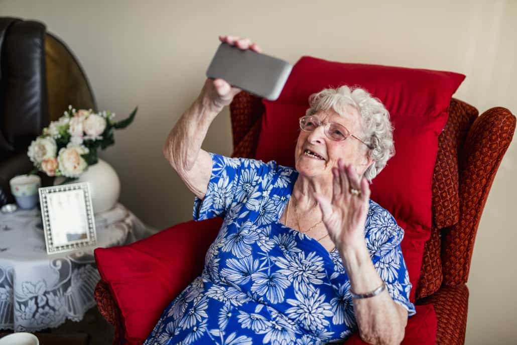 Ältere Frau die ein Smartphone nutzt