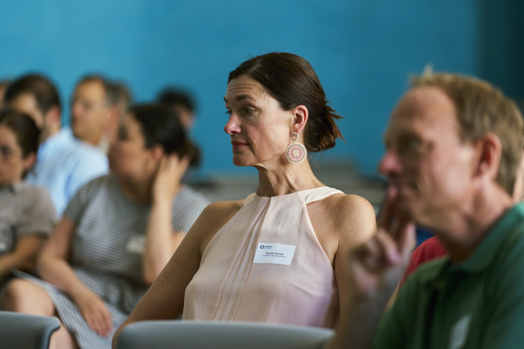 Teilnehmer*innen sitzen beim Methodenforum 2026 der Cochrane Deutschland Stiftung im Veranstaltungsraum und hören einem Vortrag zu. Foto: CDS