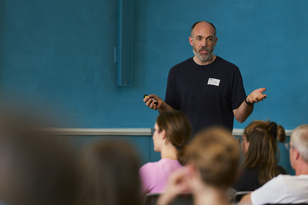 Dr. Volker Vervölgyi spricht beim Methodenforum vor etlichen Zuhörer*innen. Foto: CDS