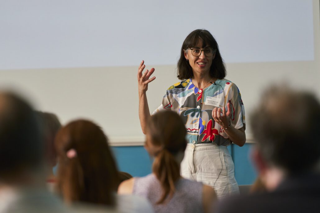 Dr. Maria-Inti Metzendorf spricht beim Methodenforum in ein Mikrofon, vor ihr sitzen Teilnehmer*innen. Foto: CDS