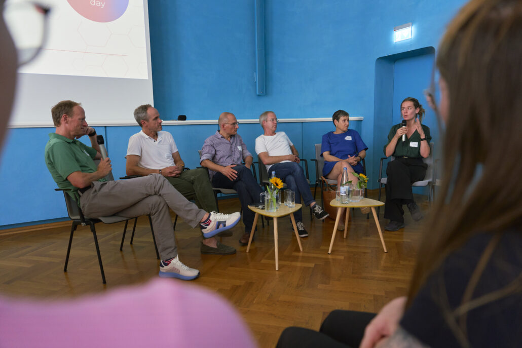 Referent*innen des Methodenforums sitzen auf Stühlen und beteiligen sich an der Podiumsdiskussion. Foto: CDS