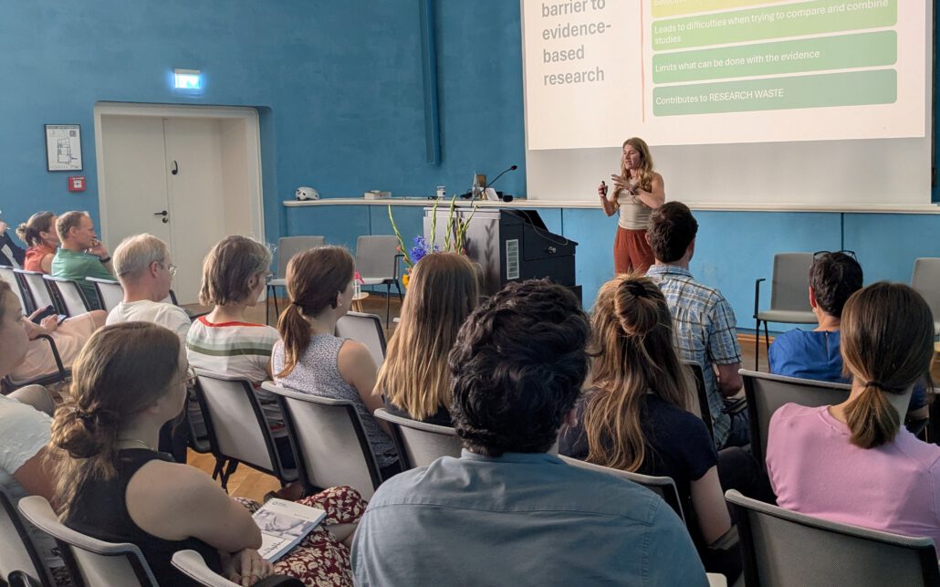 Dr. Sarah Gorst steht vor den Teilnehmer*innen des Methodenforums und spricht in ein Mikrofon. Foto: CDS