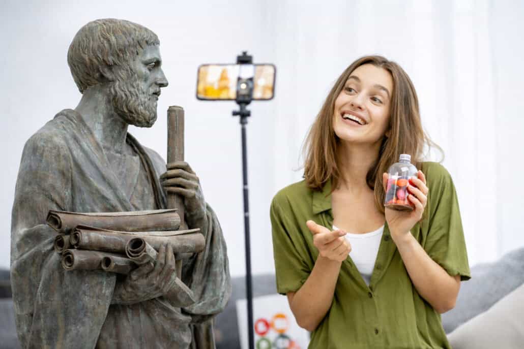 Philosophenstatue und Frau als Influencer, KI-generiert