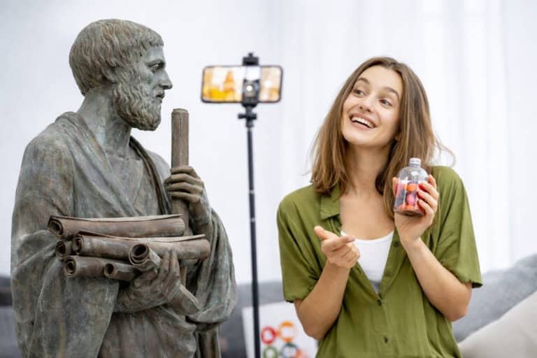 Philosophenstatue und Frau als Influencer, KI-generiert
