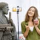 Philosophenstatue und Frau als Influencer, KI-generiert