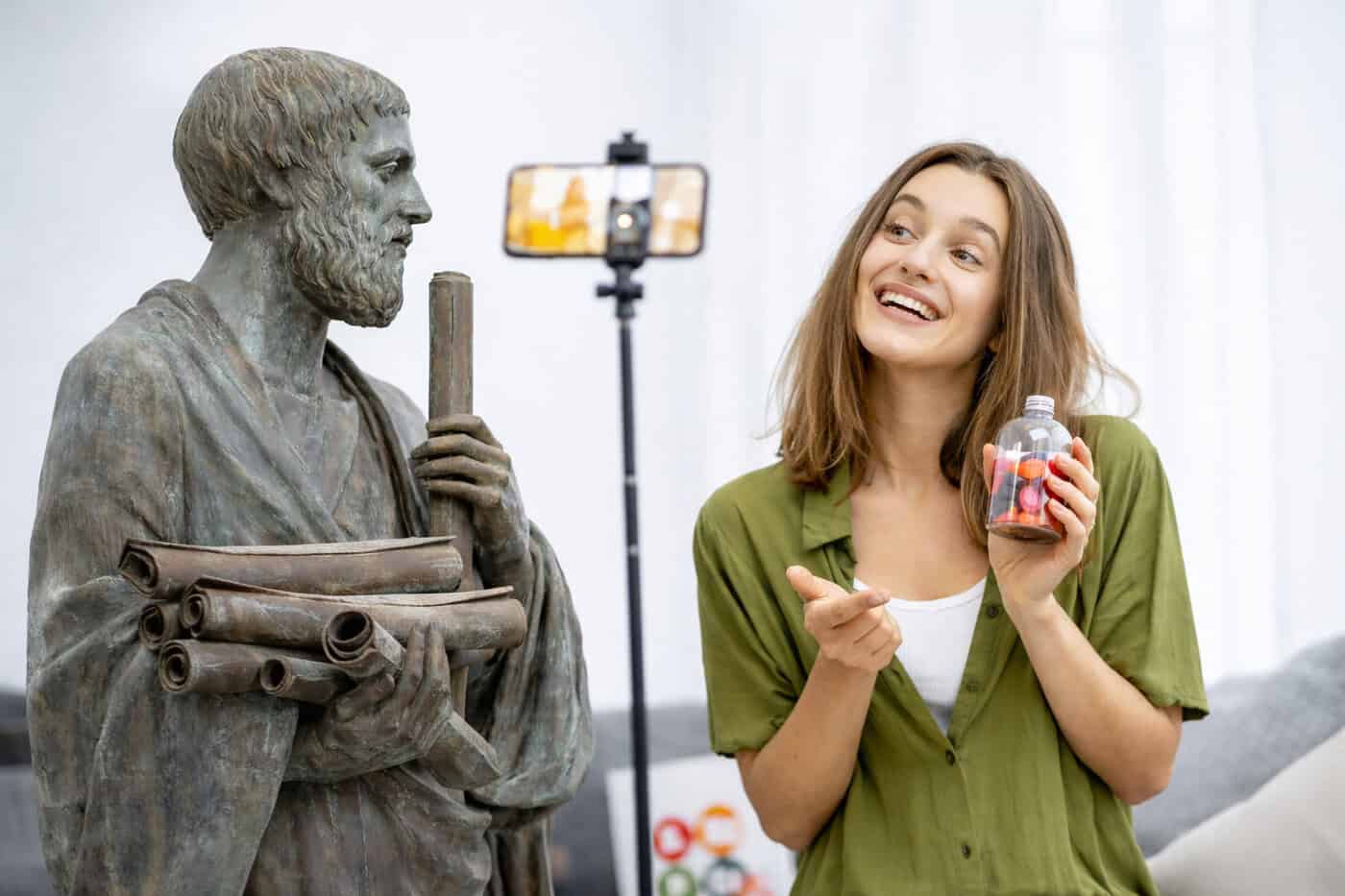 Philosophenstatue und Frau als Influencer, KI-generiert