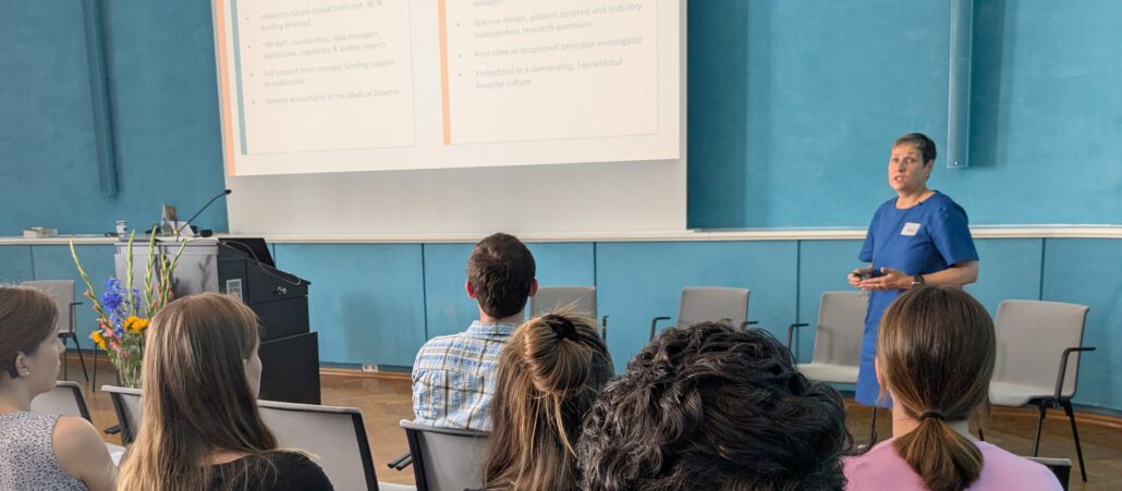 Dr. Britta Lang hält beim Methodenforum ihren Vortrag. Vor ihr sitzen etliche Zuhörer*innen. Foto: CDS