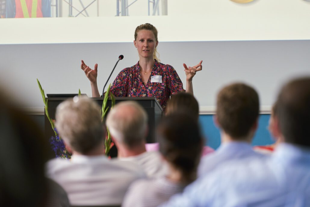 Dr. Roses Parker spricht beim Methodenforum in ein Mikrofon, vor ihr sitzen etliche Zuhörer*innen. Foto: CDS