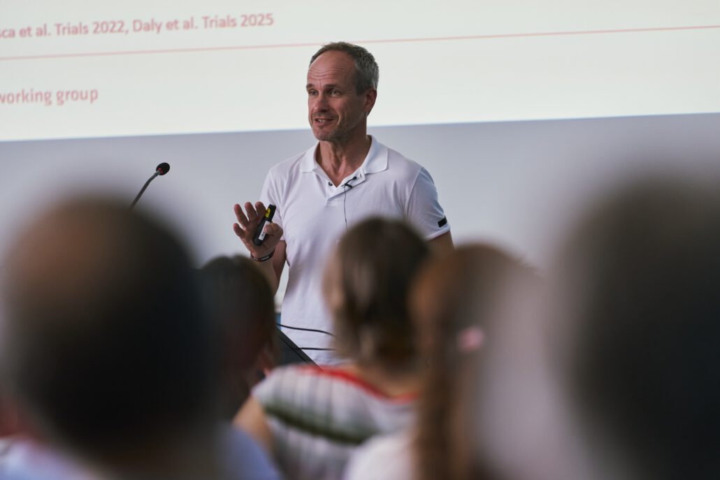 Prof. Dr. Dr. Holger Schünemann spricht beim Methodenforum in eine Mikrofon. Vor ihm sitzen etliche Teilnehmer*innen. Foto: CDS
