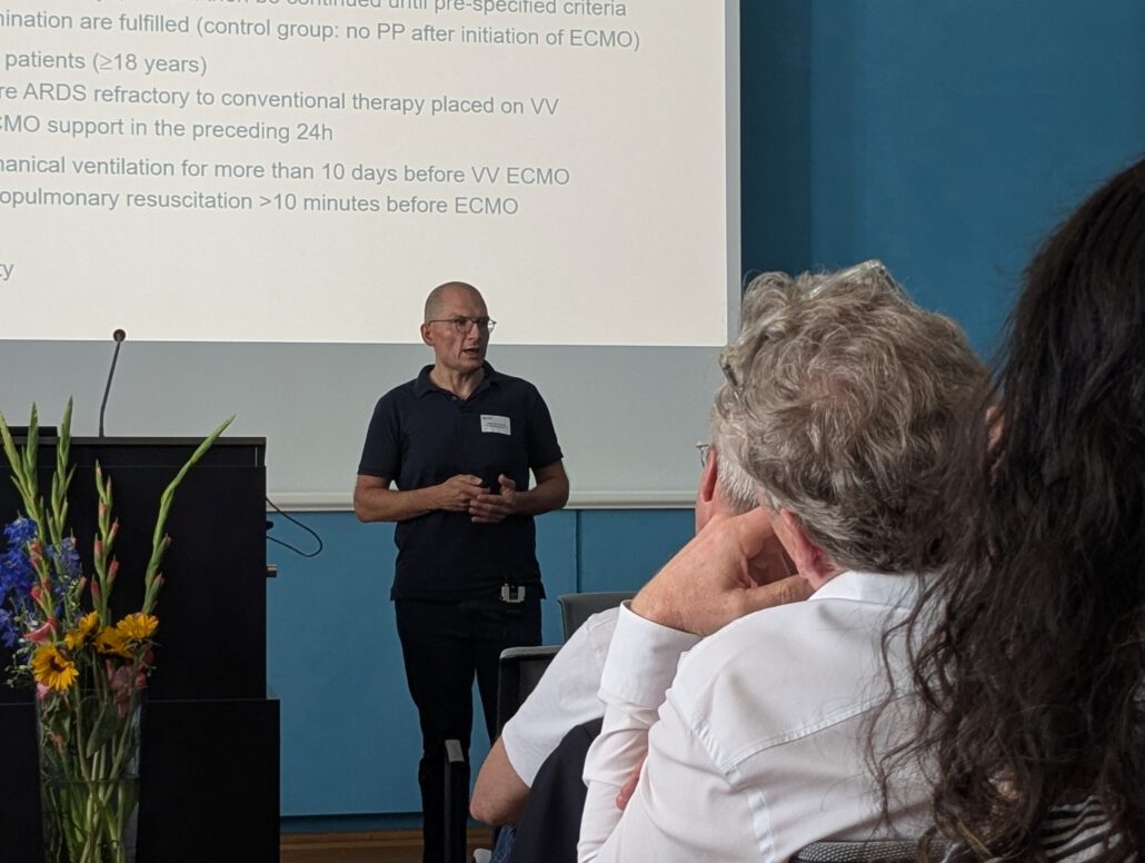 Dr. Alexander Supady spricht beim Methodenforum, im Vordergrund sitzen Zuhörer*innne. Foto: CDS