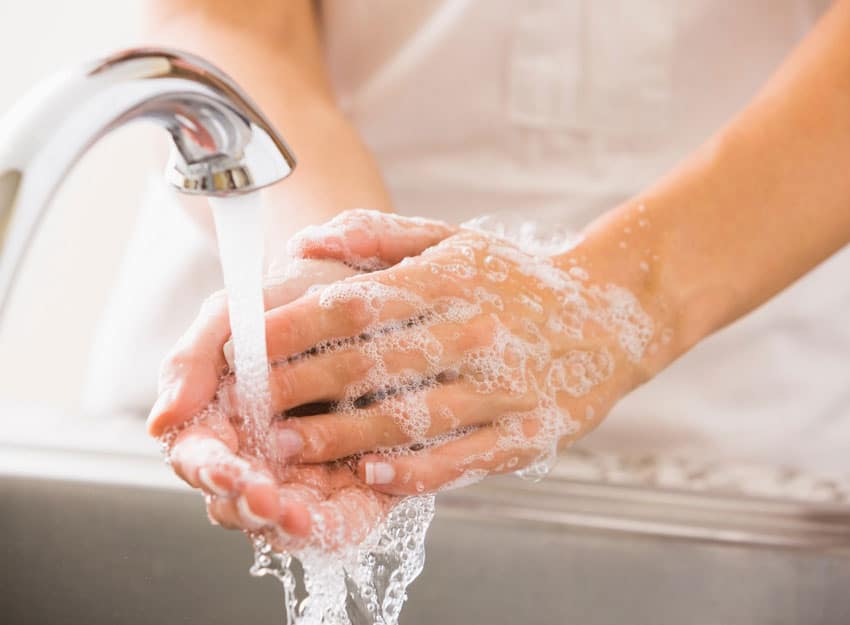 Frau wäscht Hände